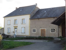 Ancien corps de ferme avec dépendances sur 20 ares.