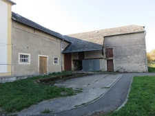Ancien corps de ferme avec dépendances sur 20 ares.