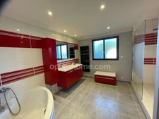 GRANDE MAISON T 7 SUR TERRAIN DE 2500 M², PISCINE, DOUBLE GARAGE, BUREAU ATTENANT 