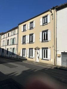 MARINGUES MAISON 132 M2 AVEC 4 CHAMBRES et COUR 