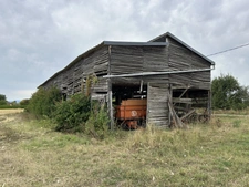 ENTRAIGUES (63) ancien séchoir de 220 m2 sur 709 m2 de terrain
