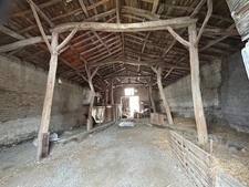 CHAMPEYROUX Grange de 200 m2 sur terrain de 950 m2