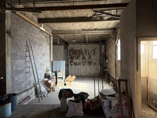  ENTRAIGUES( 63) ANCIEN DEPOT AVEC HABITATION