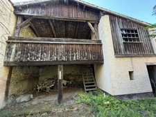  ENTRAIGUES( 63) ANCIEN DEPOT AVEC HABITATION