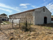 CHAMPEYROUX Grange de 200 m2 sur terrain de 950 m2