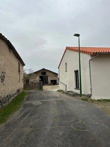 CHAMPEYROUX Grange de 200 m2 sur terrain de 950 m2