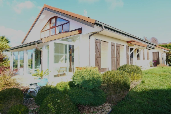 74140 MESSERY. PROX COMMERCES.TB VILLA F6 DE 180 m²HAB AVEC PISCINE SUR 2000m²DE TERR PLAT ET ENSOLEIL.