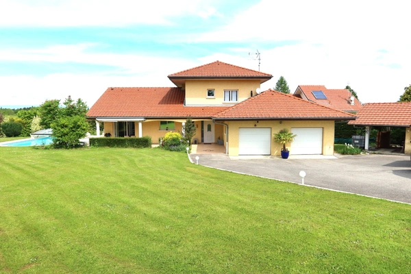 74500 LARRINGES.PROX COMMERCES.TB VILLA F5 DE 170 m²HAB AVEC PISCINE SUR 1820m²DE TERR PLAT ET ENSOLEILLE.