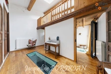 Saint-Martin-de-la-Brasque : Maison en pierre 7 pièces + cour 90 m2 avec parking et dépendances. 