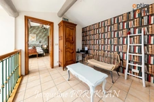 La Motte d'Aigues : Maison provençale avec piscine et dépendance, sur 3 160 m² de terrain paysager avec piscine