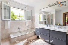 La Motte d'Aigues : Maison provençale avec piscine et dépendance, sur 3 160 m² de terrain paysager avec piscine