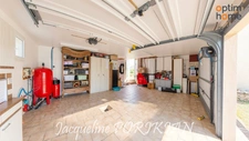 La Motte d'Aigues : Maison provençale avec piscine et dépendance, sur 3 160 m² de terrain paysager avec piscine