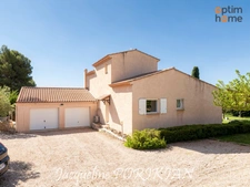 La Motte d'Aigues : Maison provençale avec piscine et dépendance, sur 3 160 m² de terrain paysager avec piscine