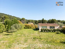 La Motte d'Aigues : Maison provençale avec piscine et dépendance, sur 3 160 m² de terrain paysager avec piscine