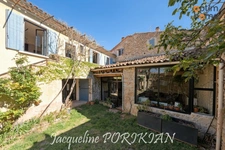 Saint-Martin-de-la-Brasque : Maison en pierre 7 pièces + cour 90 m2 avec parking et dépendances. 