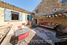 Saint-Martin-de-la-Brasque : Maison en pierre 7 pièces + cour 90 m2 avec parking et dépendances. 