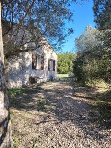 Villa de plain pied  en campagne de Cucuron sur grand sous-sol