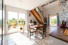 La Motte d'Aigues : Maison provençale avec piscine et dépendance, sur 3 160 m² de terrain paysager avec piscine