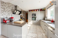 La Motte d'Aigues : Maison provençale avec piscine et dépendance, sur 3 160 m² de terrain paysager avec piscine