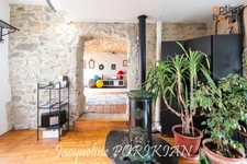 Saint-Martin-de-la-Brasque : Maison en pierre 7 pièces + cour 90 m2 avec parking et dépendances. 