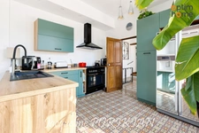 Saint-Martin-de-la-Brasque : Maison en pierre 7 pièces + cour 90 m2 avec parking et dépendances. 