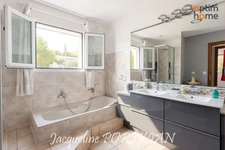 La Motte d'Aigues : Maison provençale avec piscine et dépendance, sur 3 160 m² de terrain paysager avec piscine