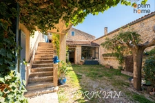 Saint-Martin-de-la-Brasque : Maison en pierre 7 pièces + cour 90 m2 avec parking et dépendances. 