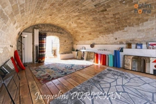 Saint-Martin-de-la-Brasque : Maison en pierre 7 pièces + cour 90 m2 avec parking et dépendances. 