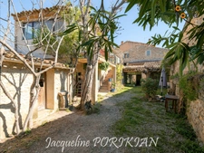 Saint-Martin-de-la-Brasque : Maison en pierre 7 pièces + cour 90 m2 avec parking et dépendances. 