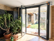 Saint-Martin-de-la-Brasque : Maison en pierre 7 pièces + cour 90 m2 avec parking et dépendances. 