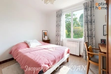 La Motte d'Aigues : villa T5 sur terrain de 1480m2 clos. 