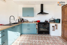 Saint-Martin-de-la-Brasque : Maison en pierre 7 pièces + cour 90 m2 avec parking et dépendances. 