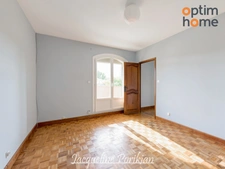 Gardanne secteur Galine -Picon : villa traditionnelle 5 pièces et double garage sur 780m2 de terrain au calme. 