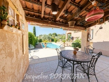 La Motte d'Aigues : Maison provençale avec piscine et dépendance, sur 3 160 m² de terrain paysager avec piscine