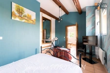 La Motte d'Aigues : Maison provençale avec piscine et dépendance, sur 3 160 m² de terrain paysager avec piscine