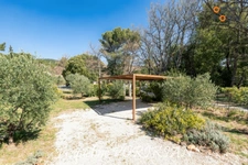 La Motte d'Aigues : villa T5 sur terrain de 1480m2 clos. 