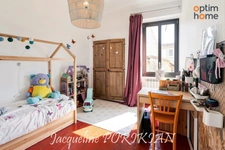 Saint-Martin-de-la-Brasque : Maison en pierre 7 pièces + cour 90 m2 avec parking et dépendances. 