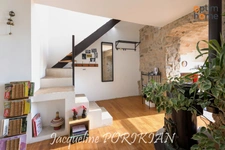 Saint-Martin-de-la-Brasque : Maison en pierre 7 pièces + cour 90 m2 avec parking et dépendances. 