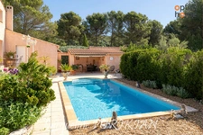 La Motte d'Aigues : Maison provençale avec piscine et dépendance, sur 3 160 m² de terrain paysager avec piscine
