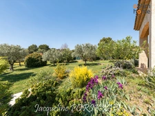 La Motte d'Aigues : Maison provençale avec piscine et dépendance, sur 3 160 m² de terrain paysager avec piscine