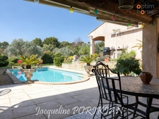 La Motte d'Aigues : Maison provençale avec piscine et dépendance, sur 3 160 m² de terrain paysager avec piscine