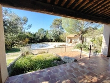 Villa de plain pied  en campagne de Cucuron sur grand sous-sol