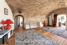 Saint-Martin-de-la-Brasque : Maison en pierre 7 pièces + cour 90 m2 avec parking et dépendances. 