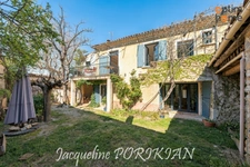 Saint-Martin-de-la-Brasque : Maison en pierre 7 pièces + cour 90 m2 avec parking et dépendances. 