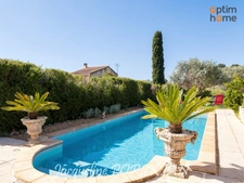 La Motte d'Aigues : Maison provençale avec piscine et dépendance, sur 3 160 m² de terrain paysager avec piscine