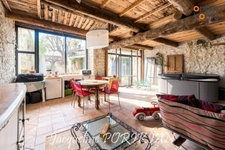Saint-Martin-de-la-Brasque : Maison en pierre 7 pièces + cour 90 m2 avec parking et dépendances. 