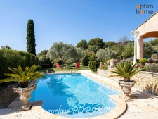 La Motte d'Aigues : Maison provençale avec piscine et dépendance, sur 3 160 m² de terrain paysager avec piscine