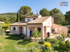 La Motte d'Aigues : Maison provençale avec piscine et dépendance, sur 3 160 m² de terrain paysager avec piscine