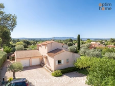 La Motte d'Aigues : Maison provençale avec piscine et dépendance, sur 3 160 m² de terrain paysager avec piscine