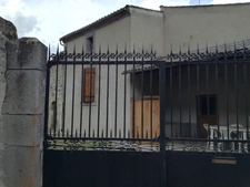 Maison en pierres sur terrain clos de murs